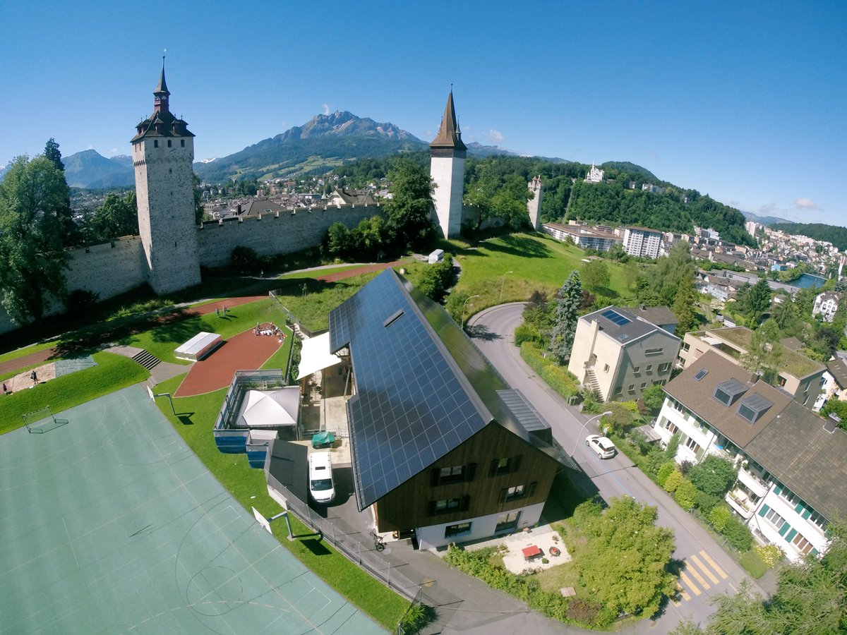 Sanierter Bauernhof mit 92 kWp PV-Anlage erreicht einen Eigenversorgungsgrad von 349%. solaragentur.ch/de/solarpreis/… Dezentrale PV-Anlagen schaffen lokale Wertschöpfung, erhöhen die Versorgungssicherheit, reduzieren CO2-Emissionen und die teure Öl- & Gasoligarchenabhängigkeit.