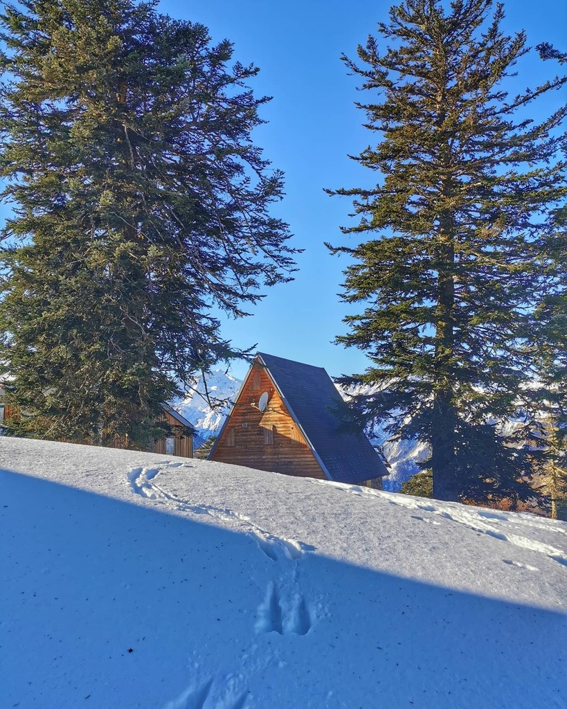 nadasto's tweet photo. Le village de chalets. Un endroit si coquet si douillet 🥰 La neige n'est plus sur les sapins mais en quantité impressionnante au sol !
.
.
#ariege #meteopyrenees #ariegementbeau #ariege_ig #pyrenees #pireneos #occitanie #tourismeariege #snowing #sno… https://t.co/n4QDXPaSwf https://t.co/eAdUrXVITZ