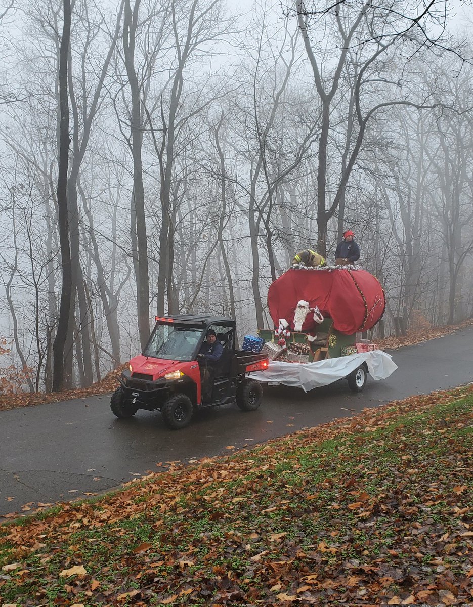 Team_Swartz's tweet photo. Santa was on the mountain and keeping tradition by handing out The Orginal Cracker Jack's. Thanks to the Chester Volunteer Fire Department for all you do. https://t.co/EzHL202SaL