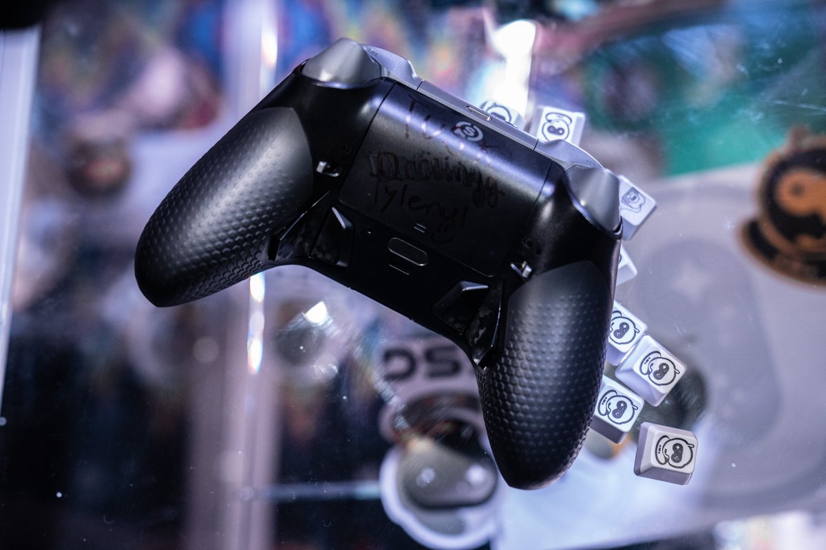 Spacestation's tweet image. The gifts keep coming🎅

For the 5th day of SSGmas we're giving away an SSG SCUF Instinct Pro Controller signed by our Halo team! 

TO ENTER:
tell us your favorite halo game mode