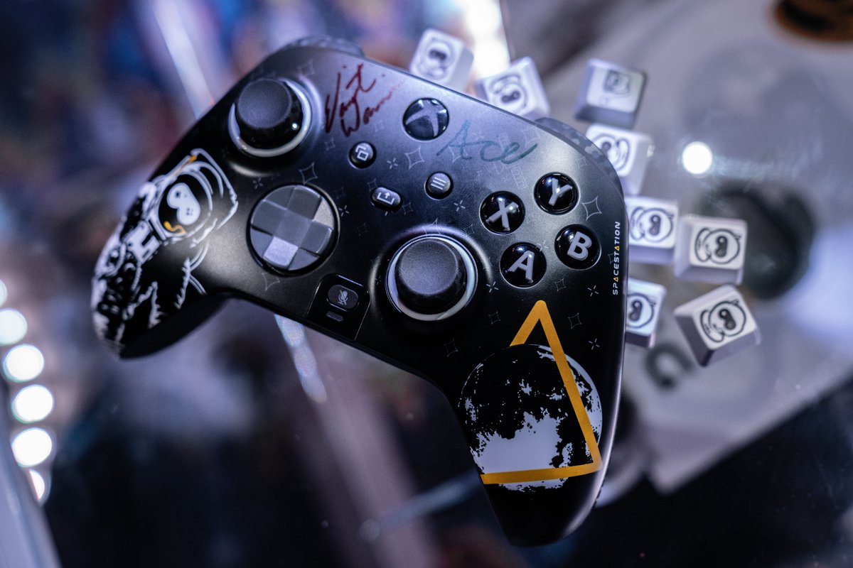 Spacestation's tweet image. The gifts keep coming🎅

For the 5th day of SSGmas we're giving away an SSG SCUF Instinct Pro Controller signed by our Halo team! 

TO ENTER:
tell us your favorite halo game mode