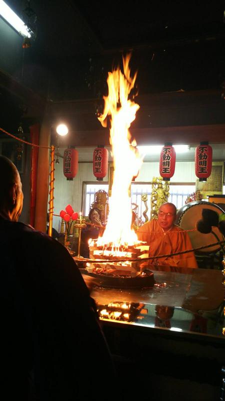 setu1452's tweet photo. #IlFuoco

護摩（ごま、梵: homa, ホーマ）とは、インド系宗教において行われる火を用いる儀式。「供物」「供物をささげること」「犠牲」「いけにえ」を意味するサンスクリットのホーマ（homa）を音訳して書き写した語である

画像は日本の密教の護摩焚 https://t.co/od46tWew11