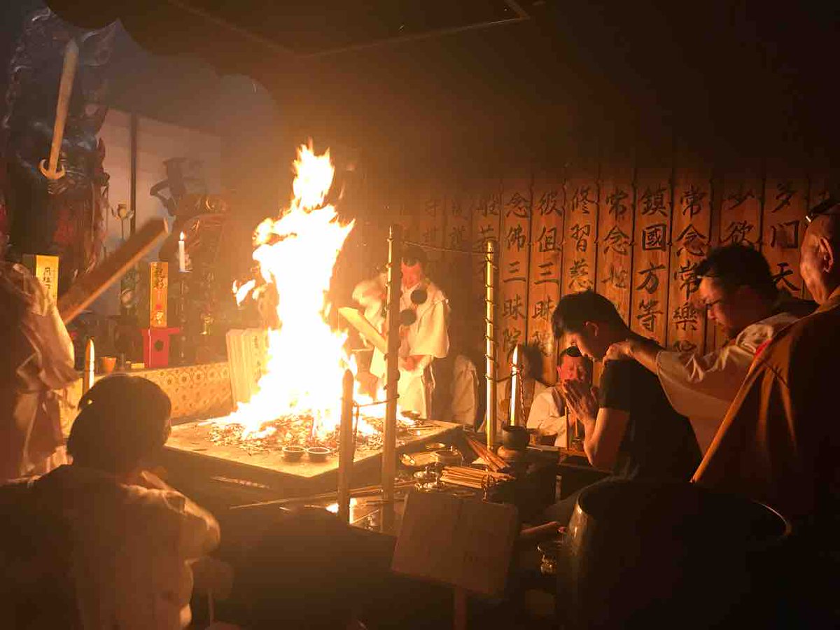 setu1452's tweet photo. #IlFuoco

護摩（ごま、梵: homa, ホーマ）とは、インド系宗教において行われる火を用いる儀式。「供物」「供物をささげること」「犠牲」「いけにえ」を意味するサンスクリットのホーマ（homa）を音訳して書き写した語である

画像は日本の密教の護摩焚 https://t.co/od46tWew11