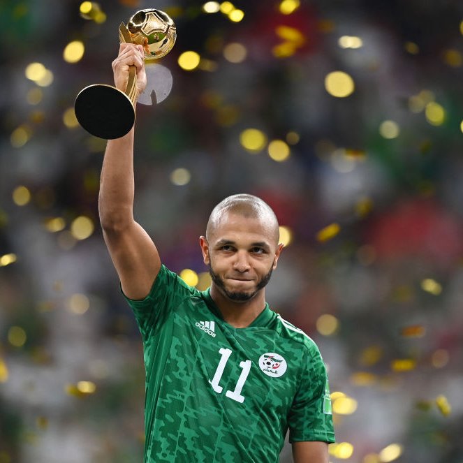 FIFArabCup's tweet photo. 📸 | ياسين براهيمي مع جائزة أفضل لاعب في البطولة 🇩🇿

#الجزائر | #كأس_العرب | #مونديال_العرب | #FIFArabCup https://t.co/G51nttetzz