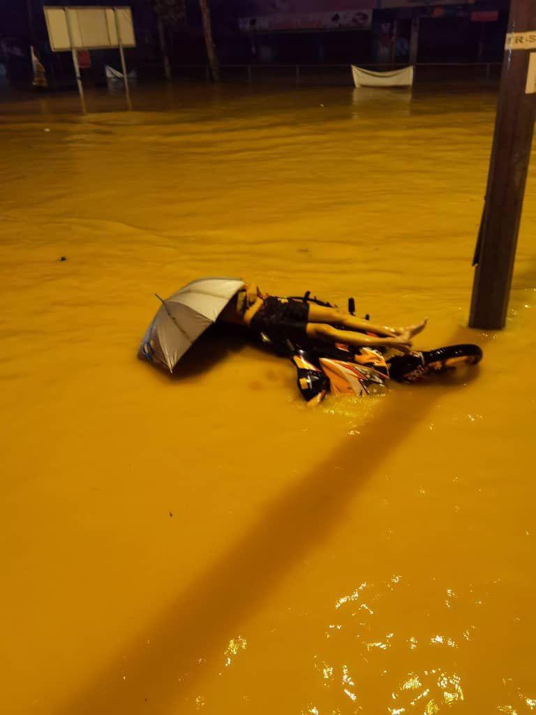 amiesameon's tweet photo. Allahuakbar. Jatuh motor lemas terus meninggal. Muda lagi nampak gaya nya. Lokasi di Meru. https://t.co/ky4WEMW5ip