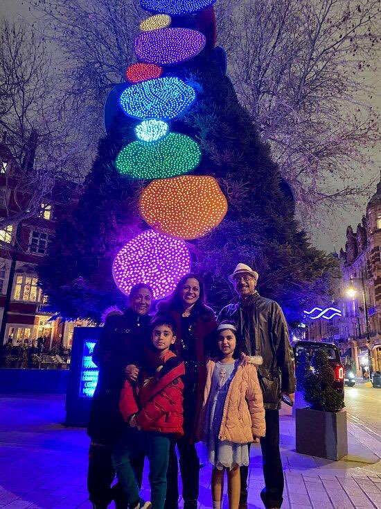 bcheritagetours's tweet photo. Ayesha and her family from Hendon in North London enjoying our Magic of Christmas Lights Tour with BCHT Driver Guide host Andy. Why not give the gift of a private tour? Call us and ask about a Gift Certificate #christmasgift #Christmas #christmaspresents https://t.co/p5NbBWJ0F6