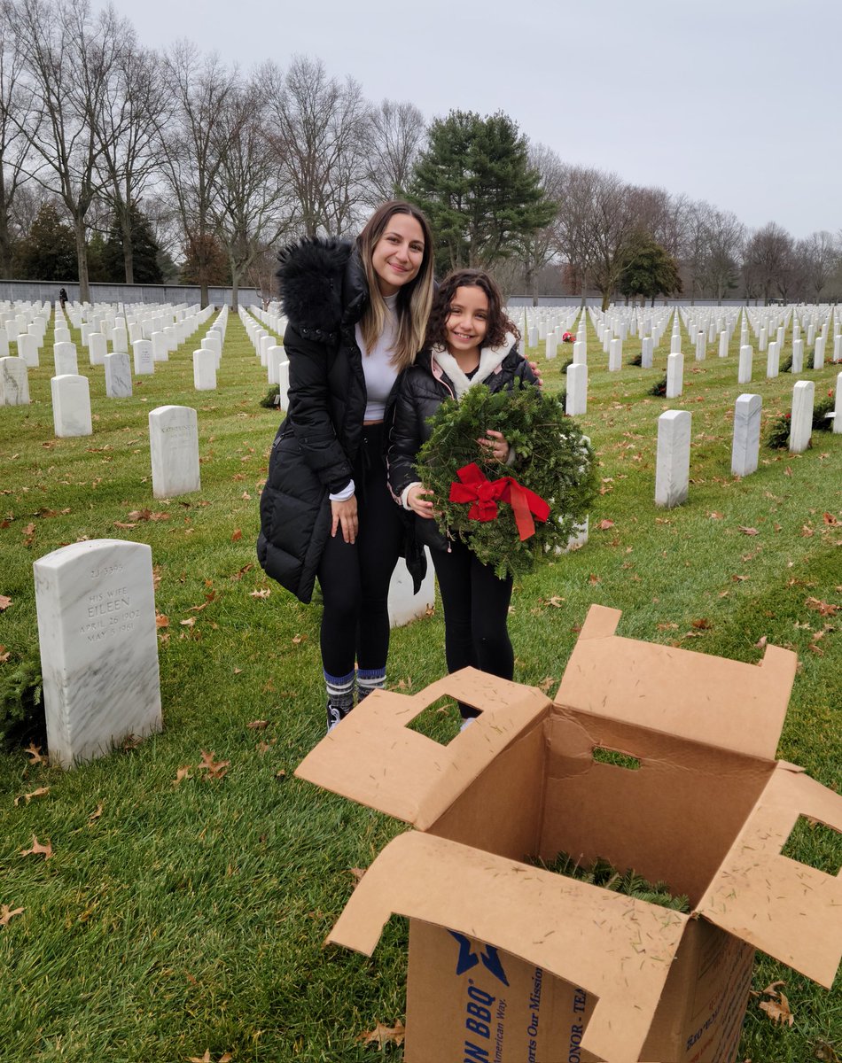 CynthiaKopp19's tweet photo. #lifelonglearners in Grades 5,6,7 (&amp; families)take part in the annual Wreaths Across America at LI National Cemetery.  Mr. Benner &amp; Mrs. Moroney made appearances to honor vets! @BennerMineola @3PumpkinsMalone @peggiem1017     @WreathsAcross #LiveTheirLegacy2021 #mineolaproud https://t.co/R0YahDMPK0