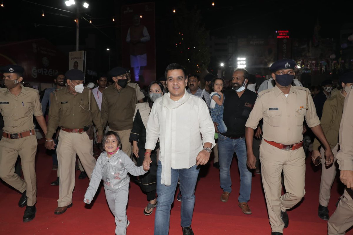 sanghaviharsh's tweet photo. Nirvaa and papa on duty!!
#HunarHaatSurat https://t.co/Brcw9LkVv0