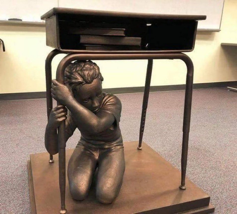 MeliMels99's tweet image. Joaquin Oliver’s life ended at 17 years old at his high school in Parkland, Florida.
His father, Manuel, sculpted this and my heart is shredded