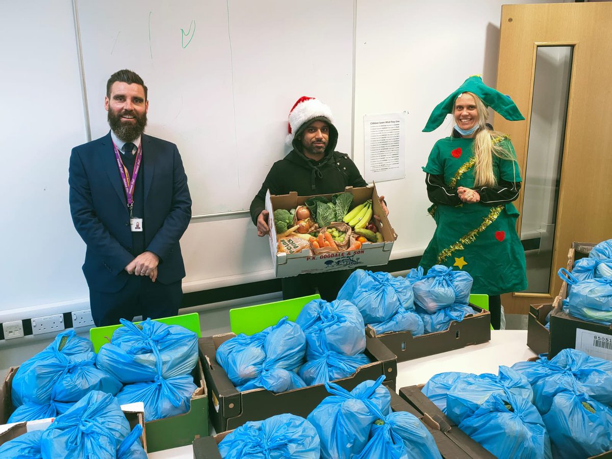 Today at Woodlands we met the real Santas! The following companies donated boxfuls of fresh produce and toys to our most deserving families @srcoopermeatsltd   @totallyyogauk  @theoutletfarmshop  @fobbing_farm_shop  @roundtablebasildon  @gol_ffc  Thank you for your generosity.