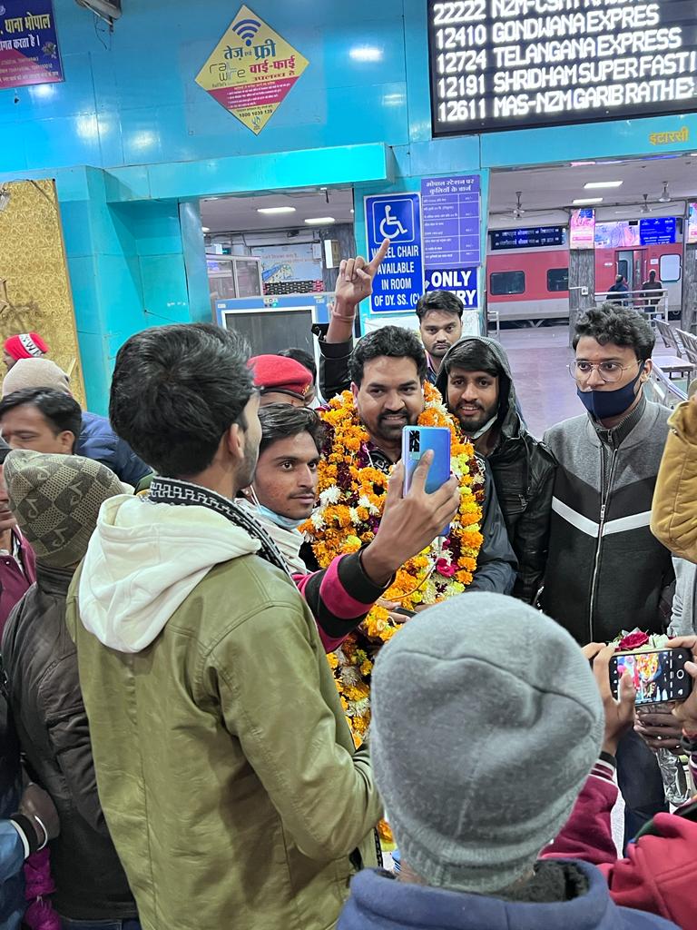 KapilMishra_IND's tweet photo. Now at Bhopal Station #HinduEcosystem https://t.co/EPYZG9dD4X