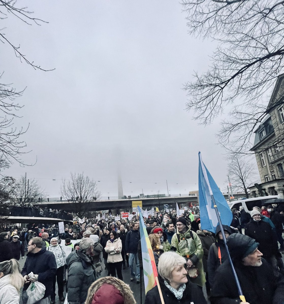 babymohouseman's tweet photo. Bester Kommentar heut auf der Demo von einem Redner: „Es heißt ja, es gibt eine 5. Welle. Das ist richtig, es gibt sie. Denn wir sind die 5. Welle.“ #WirsinddiefuenfteWelle #wirsindmehr #d1812 https://t.co/IfmQfvsT9D