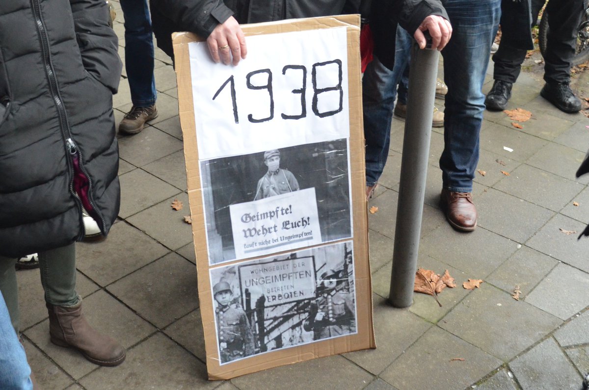 InfoportalDUS's tweet photo. In Düsseldorf sind heute erneut mehrere Tausend Personen auf d. Straße gegangen, um vorgebl. gegen Corona-Schutzmaßnahmen u. mögl. allg. Impfpflicht zu protestieren.
Mehrere Versammlungsteilnehmende stellten Analogien zwischen 2G/3G-Pamdemieschutzmaßnahmen u. des NS her. #dus1812 https://t.co/jRf73vT1Ue