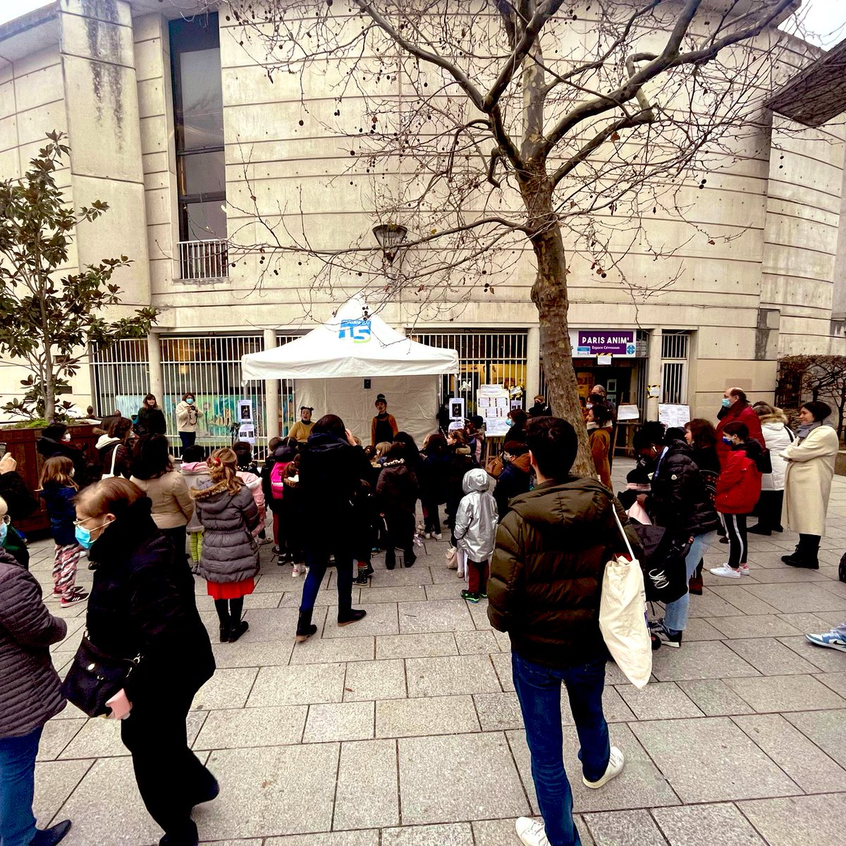 AnouchToranian's tweet photo. Présents mercredi dans le quartier #Balard pour les festivités de #Noël.
👉 spectacle organisé par le centre #ParisAnim et son directeur, R. Lescombes pour les enfants de #Paris15.
👉 visite de l’asso. #MaKabane pour son activité « Balard habille son sapin » à la ludothèque. https://t.co/4Zkzq6a4RF