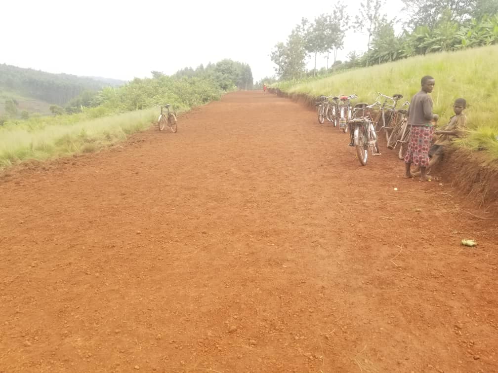 CommuneKiremba's tweet photo. En date du 18 Décembre 2021. La population de la commune KIREMBA continue les activités de traçage des pistes! https://t.co/mImxKKaUh6