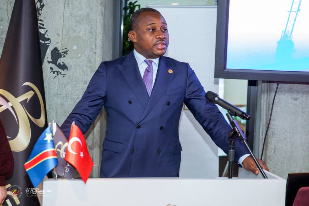 MinAT_RDC's tweet photo. En marge du 3eme Sommet Turquie-Afrique, le Ministre d'État en charge de l'Aménagement du Territoire @GuyLoando_ , en séjour à #Istanbul, échange avec  des investisseurs Turcs pour la matérialisation du projet Fatshi City #RDC https://t.co/5BvrEJXTpG
