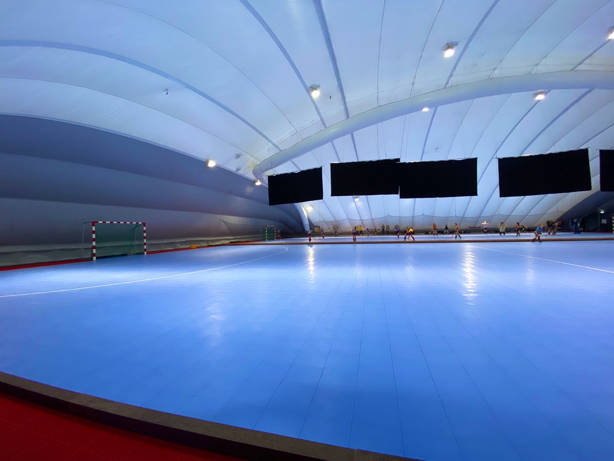bartvandenbergh's tweet photo. Vanmorgen nog met de jongens D van @mhcdieren in de AirDome bij Westerduiven om te hockeyen. Vanaf morgen mag ook dit weer wekenlang niet. Toch wel lekker dat we die 2x 3 punten van vanmorgen in ieder geval  in the pocket hebben. https://t.co/pjmJZtsWU3