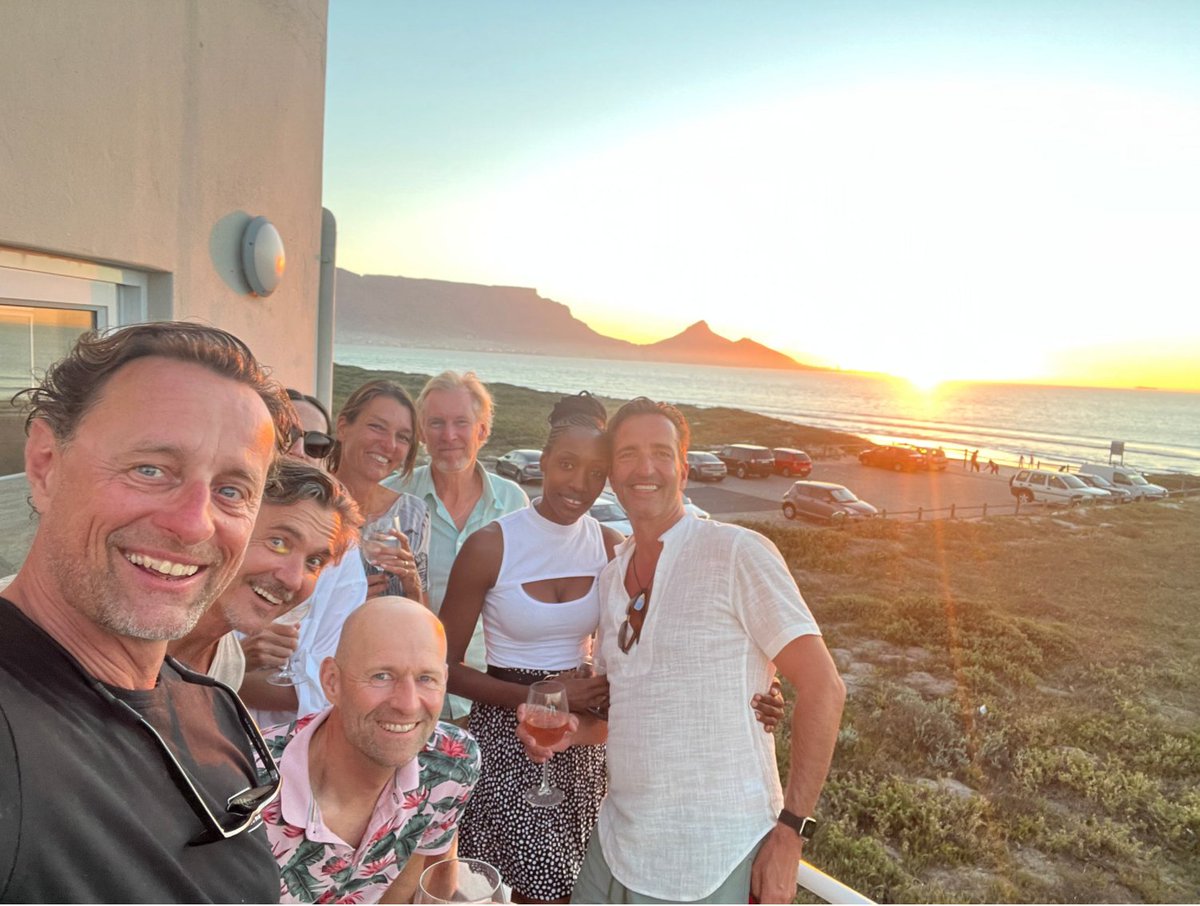 Habe gerade ein Foto von Freunden aus Kapstadt, einem Virus-Variantengebiet, bekommen (Bloomberg: South Africa Hospitalization Rate Plunges in Omicron Wave).