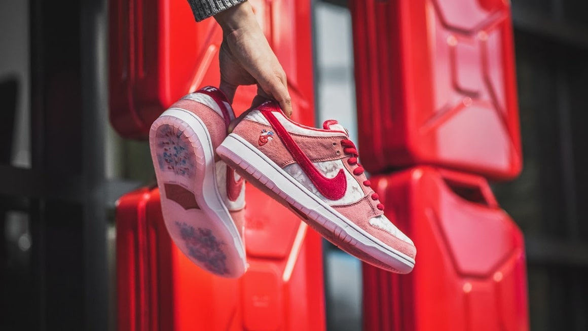 SamuelStorm's tweet photo. #18 on continue sur la lancée avec ses magnifiques dunk low "strangelove" sortie en 2020 à l'occasion de la Saint Valentin d'où son colori évoquant l'amour et comme son nom l'indique " un amour étrange ". Il faut compter au delà de 1000€ pour l'avoir dans sa collection ! 💗🫀 https://t.co/UWhEfp1bmx