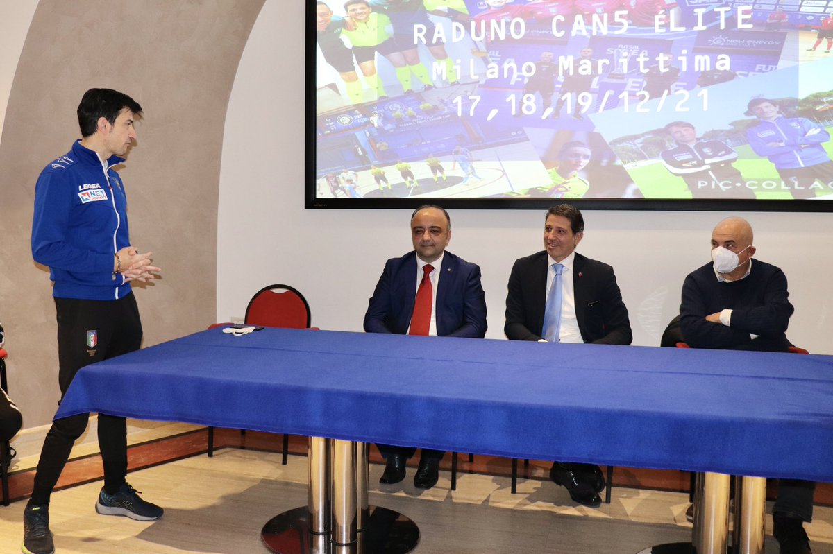 AIA_it's tweet photo. Raduno #CAN5Élite.
Il Componente Nazionale #Marconi: “Stiamo andando avanti tutti nella stessa direzione”.
Presente il Consigliere della Divisione del Calcio a 5 Andrea #Farabini e il Responsabile dell’ufficio del Giudice Sportivo Marco #Biagini.
#AIA #futsal #arbitri #calcio https://t.co/bnOpsDM7BW