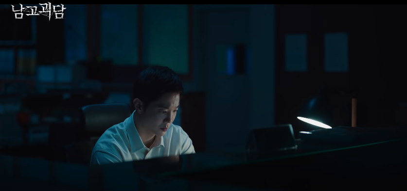 KisekiKuhaku's tweet image. อ๋อ งั้นแสงไฟที่เห็นผ่านหน้าต่างตอนที่ครูตรวจงานก็คือลุงยามนี่เอง  ผมไม่ได้หลอนไปเอง #Treasure #TREASURE_WEB_DRAMA