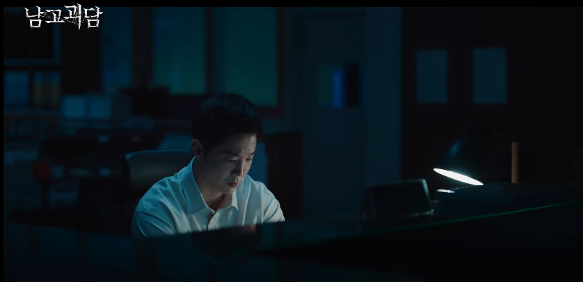 KisekiKuhaku's tweet image. อ๋อ งั้นแสงไฟที่เห็นผ่านหน้าต่างตอนที่ครูตรวจงานก็คือลุงยามนี่เอง  ผมไม่ได้หลอนไปเอง #Treasure #TREASURE_WEB_DRAMA