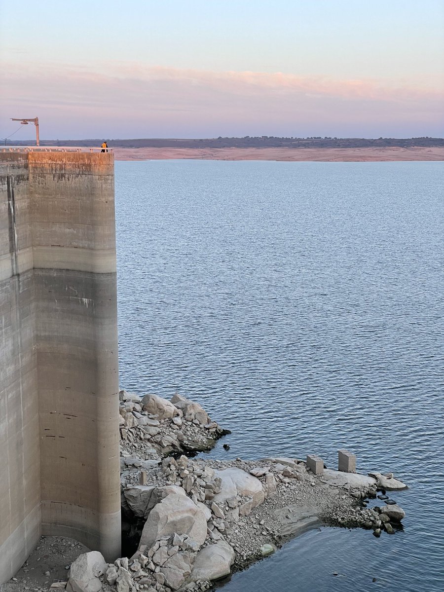 kapokapete's tweet photo. Esto es la presa de Almendra, en el río Tormes. Hace unos meses estaba a rebosar, ahora hay cerca de 30 metros de altura al aire. Jamás, ni en sequía, la había visto así. 
Es una absoluta vergüenza lo que ha hecho ⁦@iberdrola⁩. 
Pero tú cierra el grifo al lavarte las manos. https://t.co/4YsL301wM2