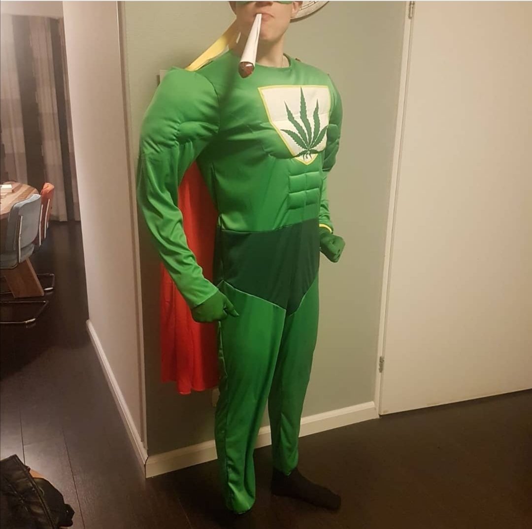 RensEdward's tweet photo. @rtl7darts Als Marihuana-Man! #rtl7darts #hatsa #relax #pakkie #wannabeahippy https://t.co/a7fZ4UTzzh