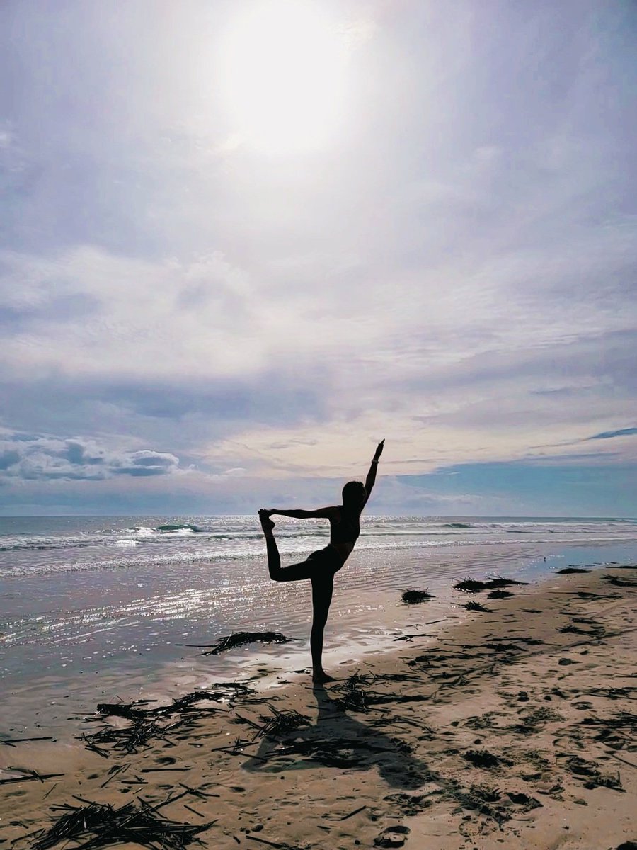 A beautiful #December Saturday calls for a #Christmas dance with #Poseidon 😘🎄🧘‍♀️💃🌊🤟
Nothing calms my mind like the sound of the ocean's roar 😍
#DecemberChallenge
@MyPeakChallenge
@SamHeughan
@fitmooney
@ehill76
#Mindfulness
#StretchySaturday
#peakerslighttheholidays
#MPC2021