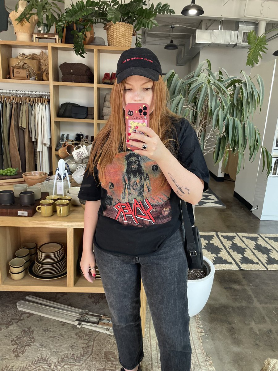 kathrynsonora's tweet photo. In case y’all forgot I’m fuckin hot (and have a great taste in phone cases) https://t.co/Zaw1Q1o4uW