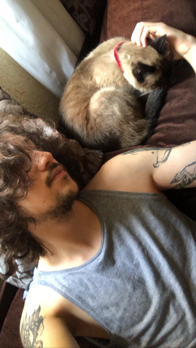 _rrodriigoo's tweet photo. Emo e seu gato numa tarde de sábado https://t.co/mLa1EfzHwu