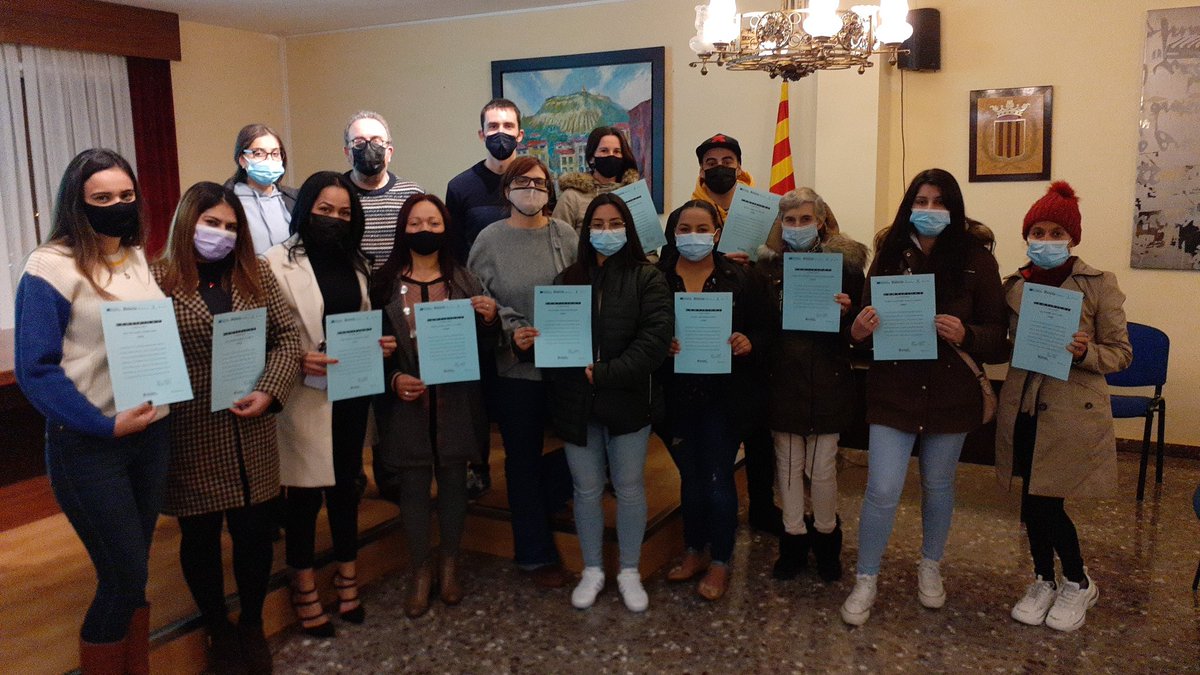 Lliurament de diplomes a càrrec <a href="/AmadeuLleopart/">Amadeu Lleopart i Costa</a> i <a href="/MargaridaFiGi/">Margarida</a> del Taller d'Acollida realitzat a <a href="/tona_aj/">Ajuntament de Tona</a> enguany des del Servei d'Acollida de la <a href="/Mancoplana/">Mancomunitat La Plana</a> i la participació de la <a href="/FSSSolidari/">Fundació Suport Social Solidari</a>