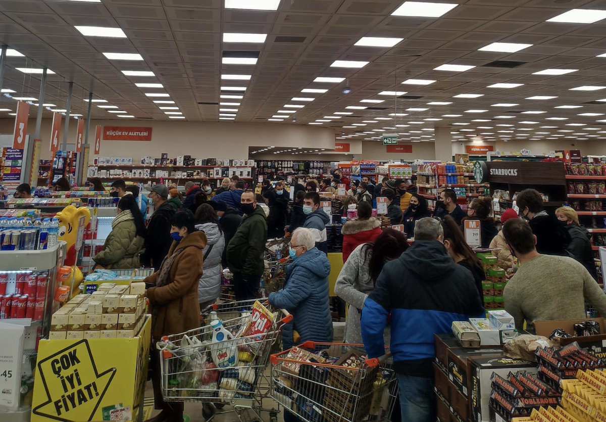 politicturk's tweet photo. Edirne'ye alışverişe gelen Bulgarlar kentteki Migros mağazasının raflarını boşalttı https://t.co/lR95zn7LW7