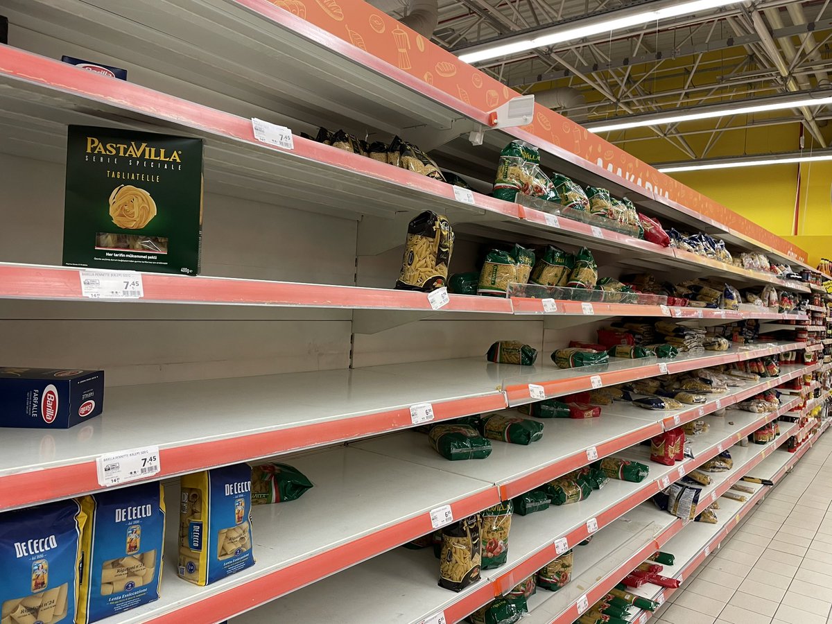 politicturk's tweet photo. Edirne'ye alışverişe gelen Bulgarlar kentteki Migros mağazasının raflarını boşalttı https://t.co/lR95zn7LW7