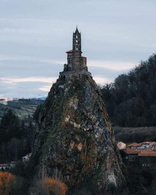 archeohistories's tweet photo. Chapel of St Michel-dAiguilhe in the city of Le Puy-en-Velay in the Auvergne-Rhone-Alpes region of south-central France.

Built in 969 CE on a volcanic plug (279 ft) high. The chapel is reached by 268 steps carved into the rock.

#archaeohistories https://t.co/mqyh9mhaad