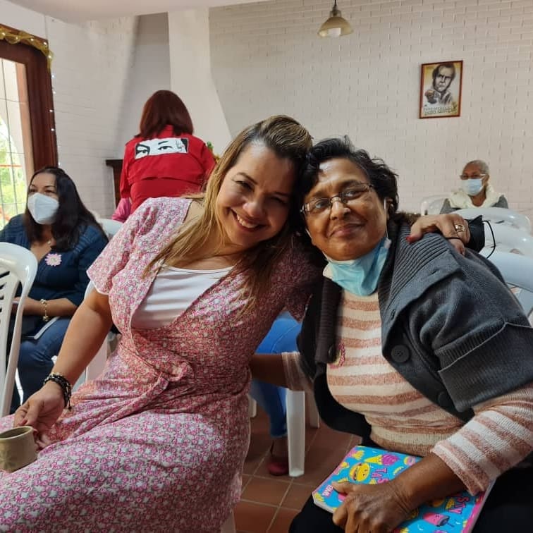 wisely_alvarez's tweet photo. Sostuvimos un amoroso encuentro con nuestras hermanas de lucha de @entintavioleta y @fumurecha para generar acuerdos y una agenda de trabajo conjunto este venidero 2022.
Nos planteamos consolidar un verdadero y gran movimiento de mujeres unificadas #CeseALasAgresiones https://t.co/dvmJ4LfBjg
