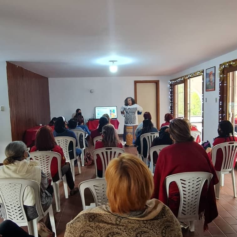 wisely_alvarez's tweet photo. Sostuvimos un amoroso encuentro con nuestras hermanas de lucha de @entintavioleta y @fumurecha para generar acuerdos y una agenda de trabajo conjunto este venidero 2022.
Nos planteamos consolidar un verdadero y gran movimiento de mujeres unificadas #CeseALasAgresiones https://t.co/dvmJ4LfBjg