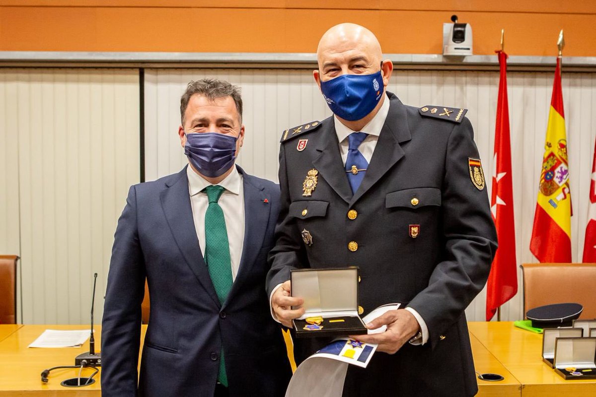 🤝 Hoy hemos hecho entrega de distinciones a los Cuerpos y Fuerzas de Seguridad del Estado por su desempeño y realizado un homenaje a Protección Civil así como a las voluntarias y voluntarios que nos ayudaron en Filomena y durante las Fiestas de Rivas. Gracias por vuestra labor.