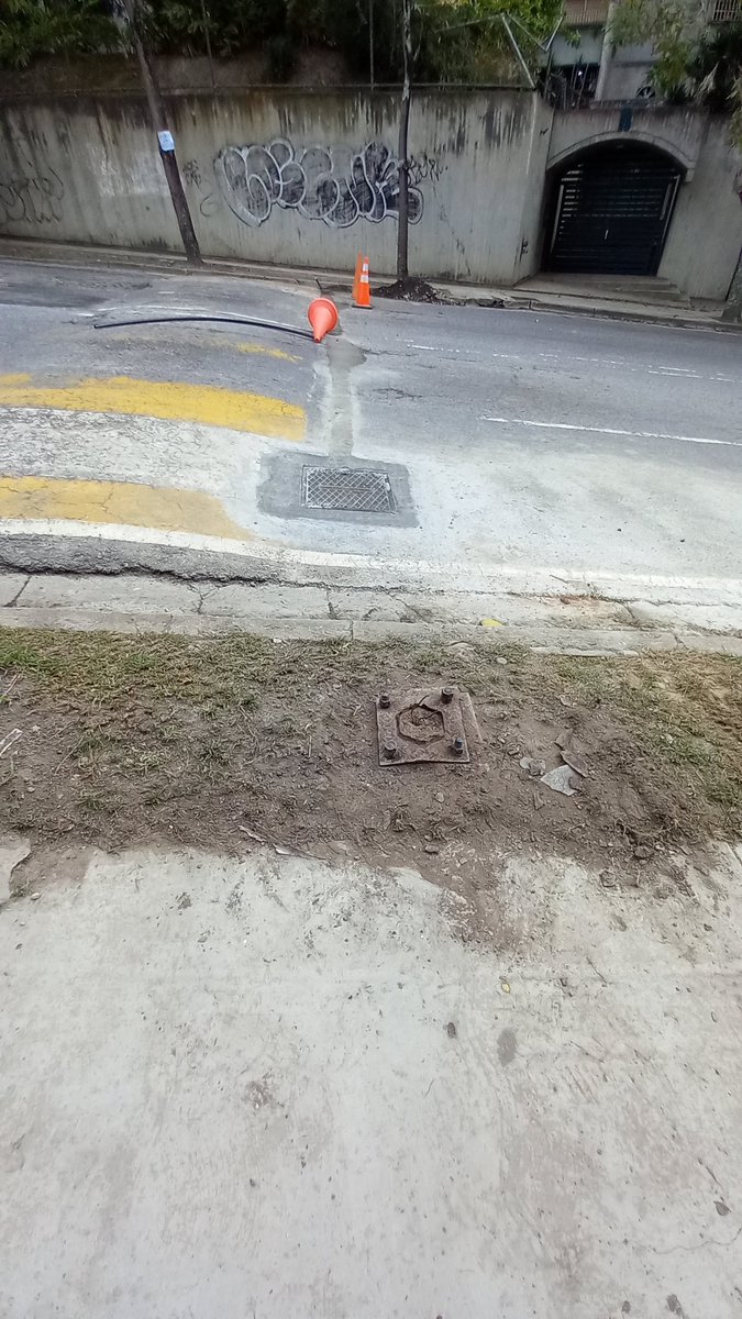 carlossuchanek's tweet photo. #NetUno #CORPOELEC Los vecinos de La Tahona estamos ansiosos y expectantes esperando que la contratista que hace la canalización de su cable en la avenida Principal, reponga el poste de iluminación que tumbó con su máquina, entre los edificios Yaracuy y La Cima, lo veremos? https://t.co/YYGoGB4xD8