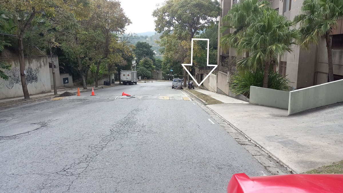 carlossuchanek's tweet photo. #NetUno #CORPOELEC Los vecinos de La Tahona estamos ansiosos y expectantes esperando que la contratista que hace la canalización de su cable en la avenida Principal, reponga el poste de iluminación que tumbó con su máquina, entre los edificios Yaracuy y La Cima, lo veremos? https://t.co/YYGoGB4xD8