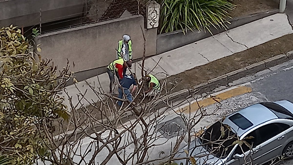 carlossuchanek's tweet photo. #NetUno #CORPOELEC Los vecinos de La Tahona estamos ansiosos y expectantes esperando que la contratista que hace la canalización de su cable en la avenida Principal, reponga el poste de iluminación que tumbó con su máquina, entre los edificios Yaracuy y La Cima, lo veremos? https://t.co/YYGoGB4xD8