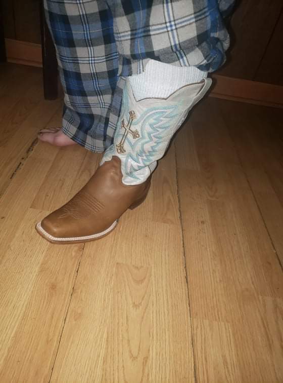 doodles3389's tweet photo. @reba my husband got me these for Christmas I love them!! U made a good boot!! https://t.co/BKX3lgf9AP