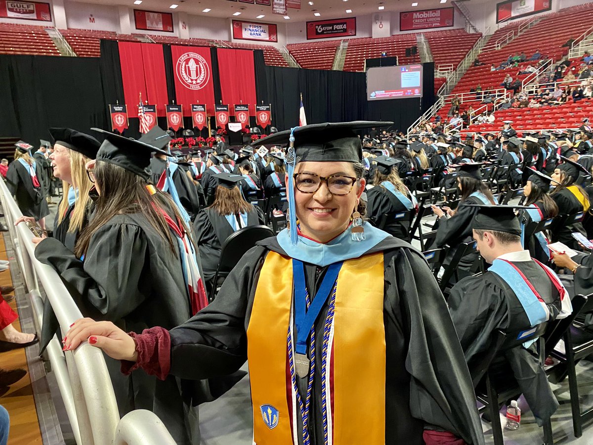 VeeAlina's tweet photo. Congratulations Vanessa! We are so proud of all your hard work and accomplishments. Love you 👩‍🎓❤️ #LamarUGrad2021 https://t.co/y5pAXWdjQE