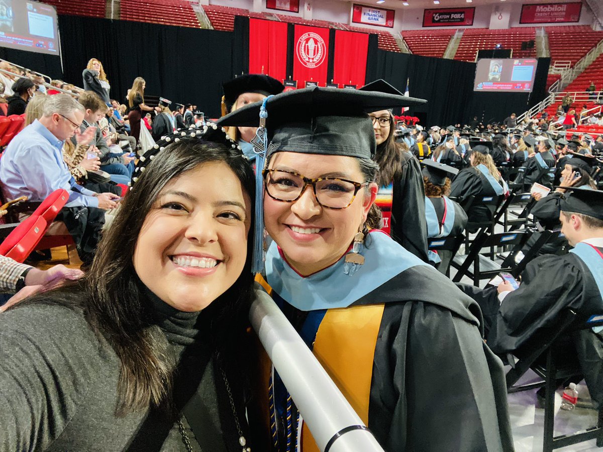 VeeAlina's tweet photo. Congrats Vanessa!! All your hard work paid off 🤩👩‍🎓❤️ #LamarUGrad2021 https://t.co/aAIa0hAMLm