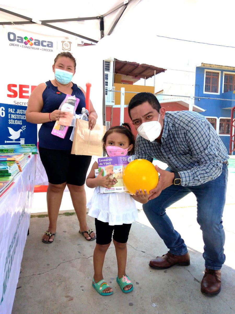 SEBIENTI_GobOax's tweet photo. En las Ferias por la Paz, desde #JuchitánDeZaragoza la @SEBIEN_GobOax  expuso el uso de materiales lúdicos, como el juego Chuka que puede detectar abuso sexual infantil o bien prevenirlo, como parte de las acciones contra la violencia de género: @RVasconcelosM 
@GobiernoMX https://t.co/EMZViNokjo