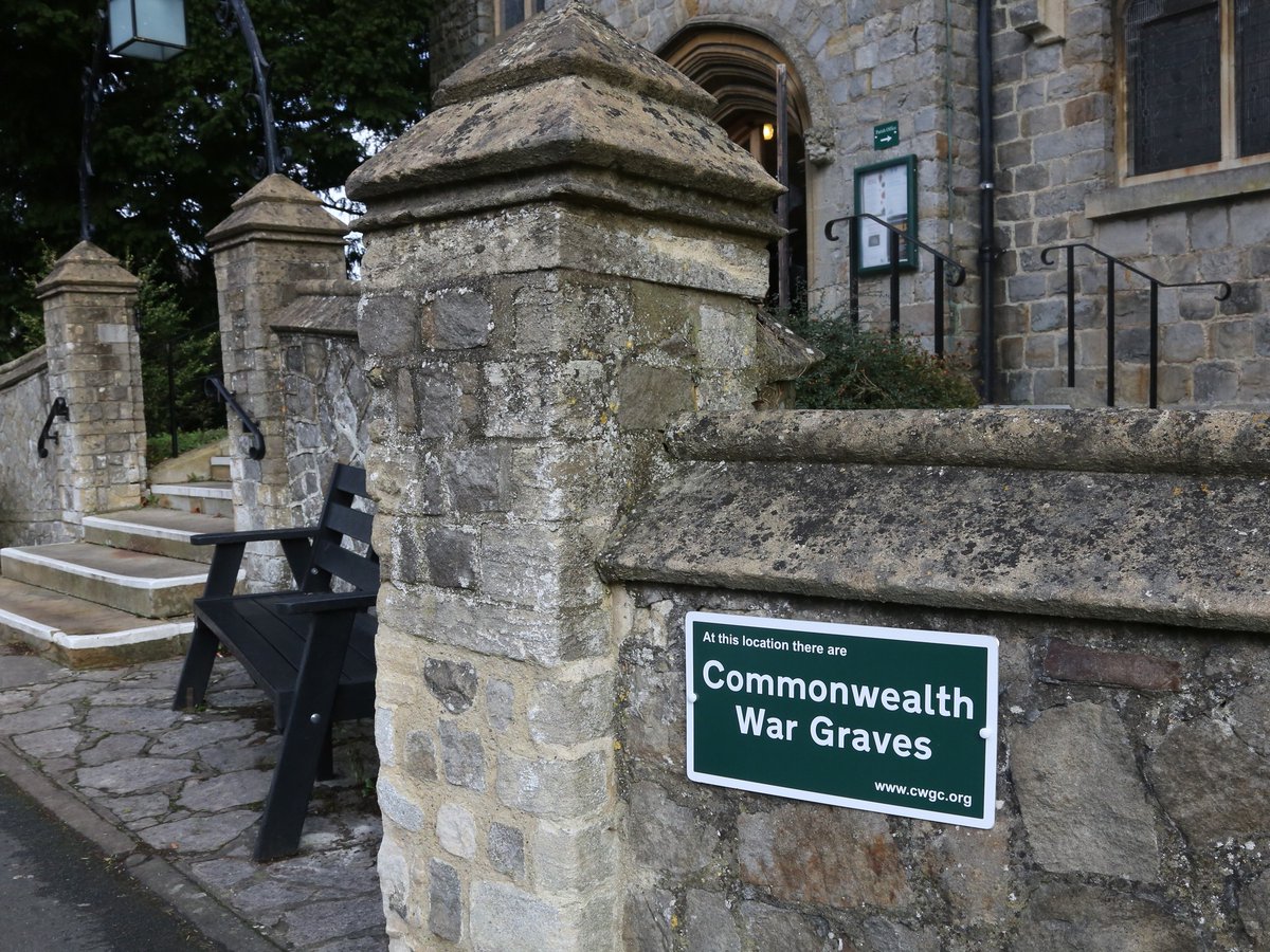 ChurchyardGU16's tweet photo. An historic moment. On Saturday 11/12, the Commonwealth War Graves Commission sign was unveiled by the Surrey Heath Mayor.

In attendance were Camberley Sea Cadets, 1075 Sqn Camberley Air Cadets and the Frimley Scouts.

@aircadets @CWGC @SeaCadetsUK #churchyard @BritMilHistory https://t.co/poVkR4grfe