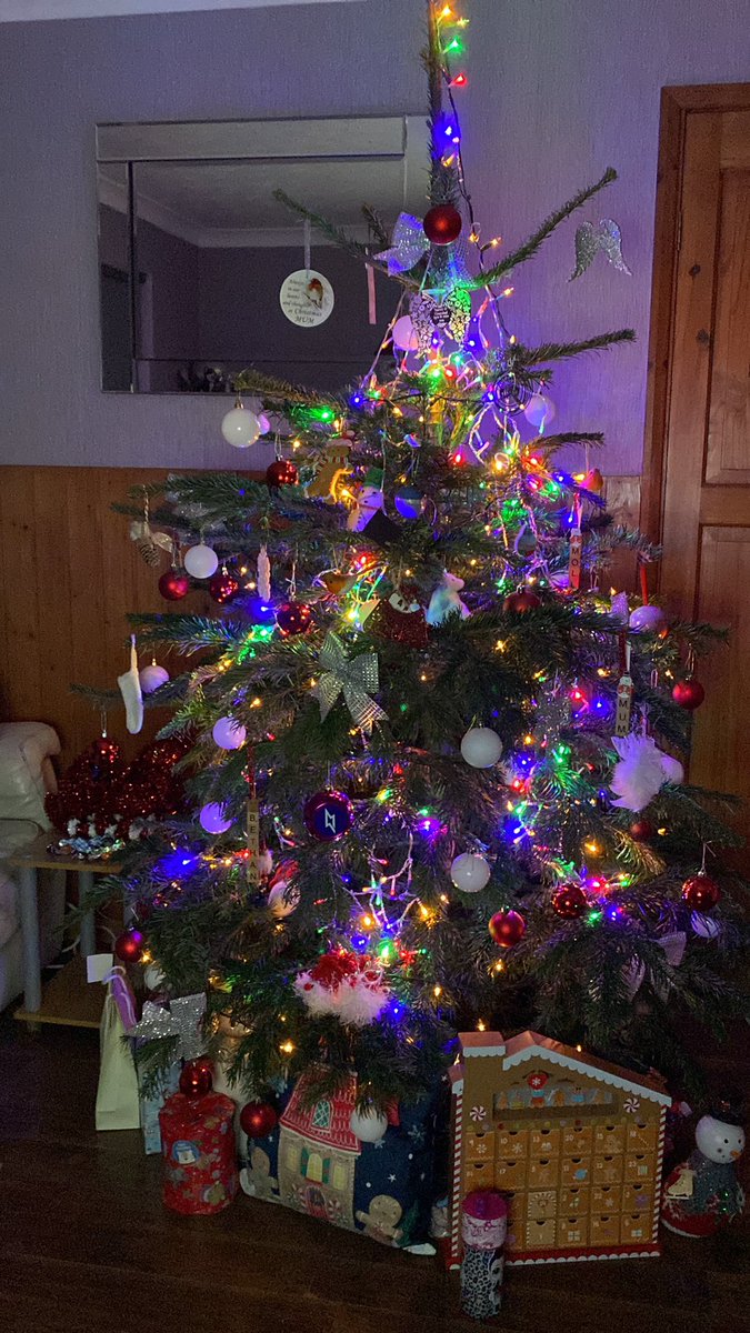 bethansbbox16's tweet photo. Merry Christmas from the Robb family, watching from home @MKLightningIHC @MKLightningTV https://t.co/zyHI7jQ6ju