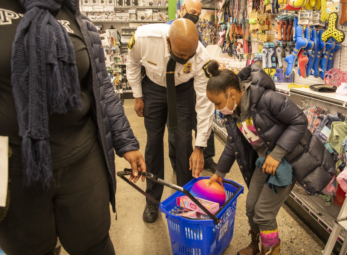 ChiefHawkinsAPD's tweet photo. Had a wonderful time shopping with Amyha and her mom this morning at the Shop with a Cop event at Crossgates Mall. Special thanks to @WGNAFM, @BlueFridayNY and @DaveandBusters for hosting. Amyha had a blast and went home with some great gifts for the holiday. https://t.co/AE3AUXl0Ea