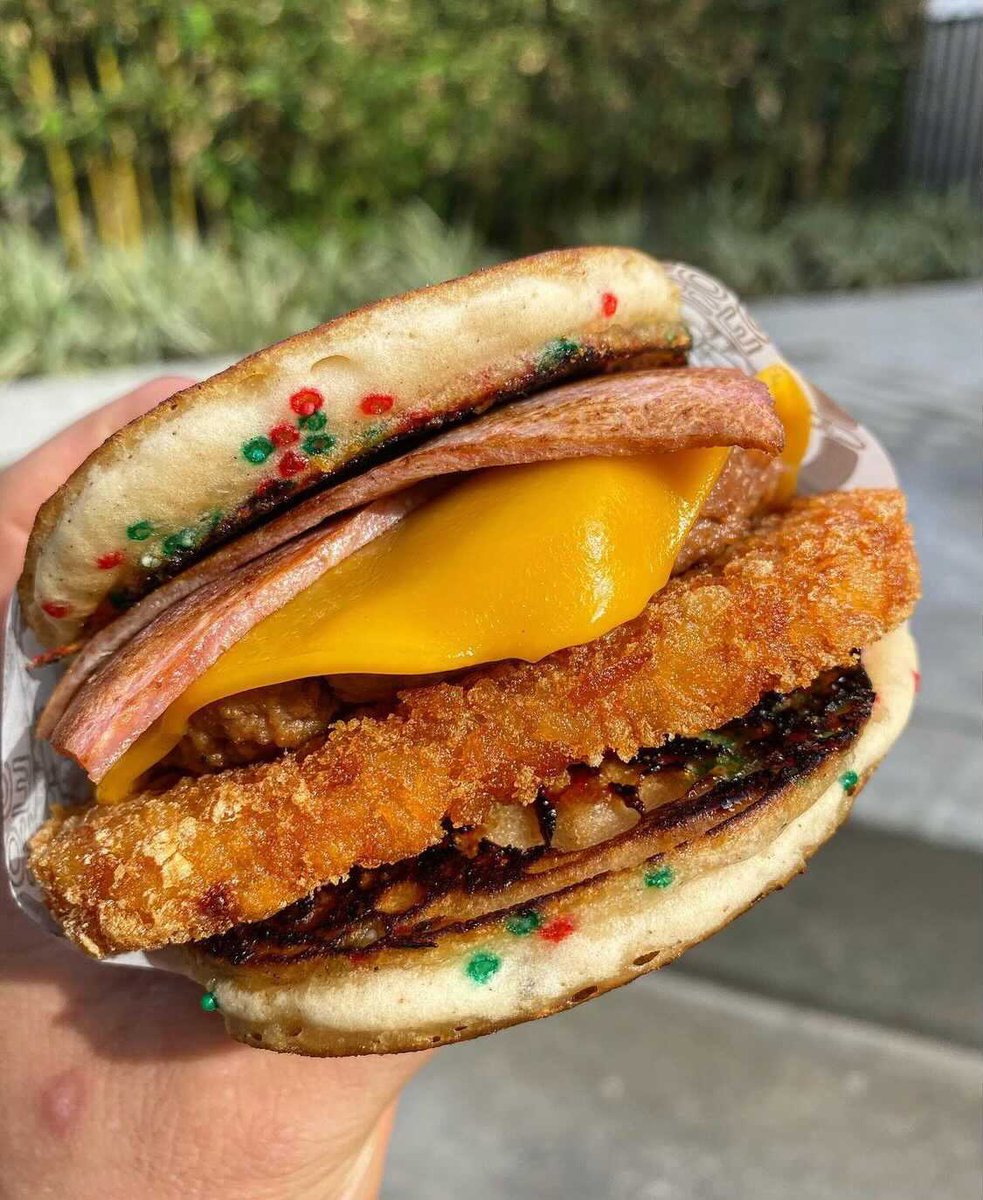 vedgecousa's tweet photo. YES those are vegan eggnog gingerbread pancakes holding this breakfast sandwich together! 😱 🎄
If you're feeling as festive as this sandwich looks, treat yourself to the WAK'N BACON 2.0 at @HooligansVegan in LA this weekend!
#veganpancakes #veganbreakfastsandwich https://t.co/vDUimeB7WL