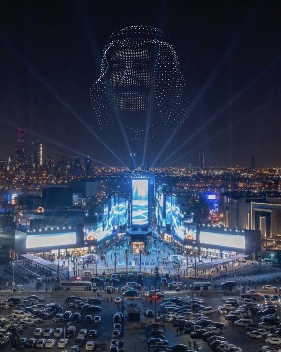 Drone shows are the coolest new art medium. Here's the king of Saudi Arabia floating in the sky, made of 2,300 drones.

[Credit: Golenev Andrei]